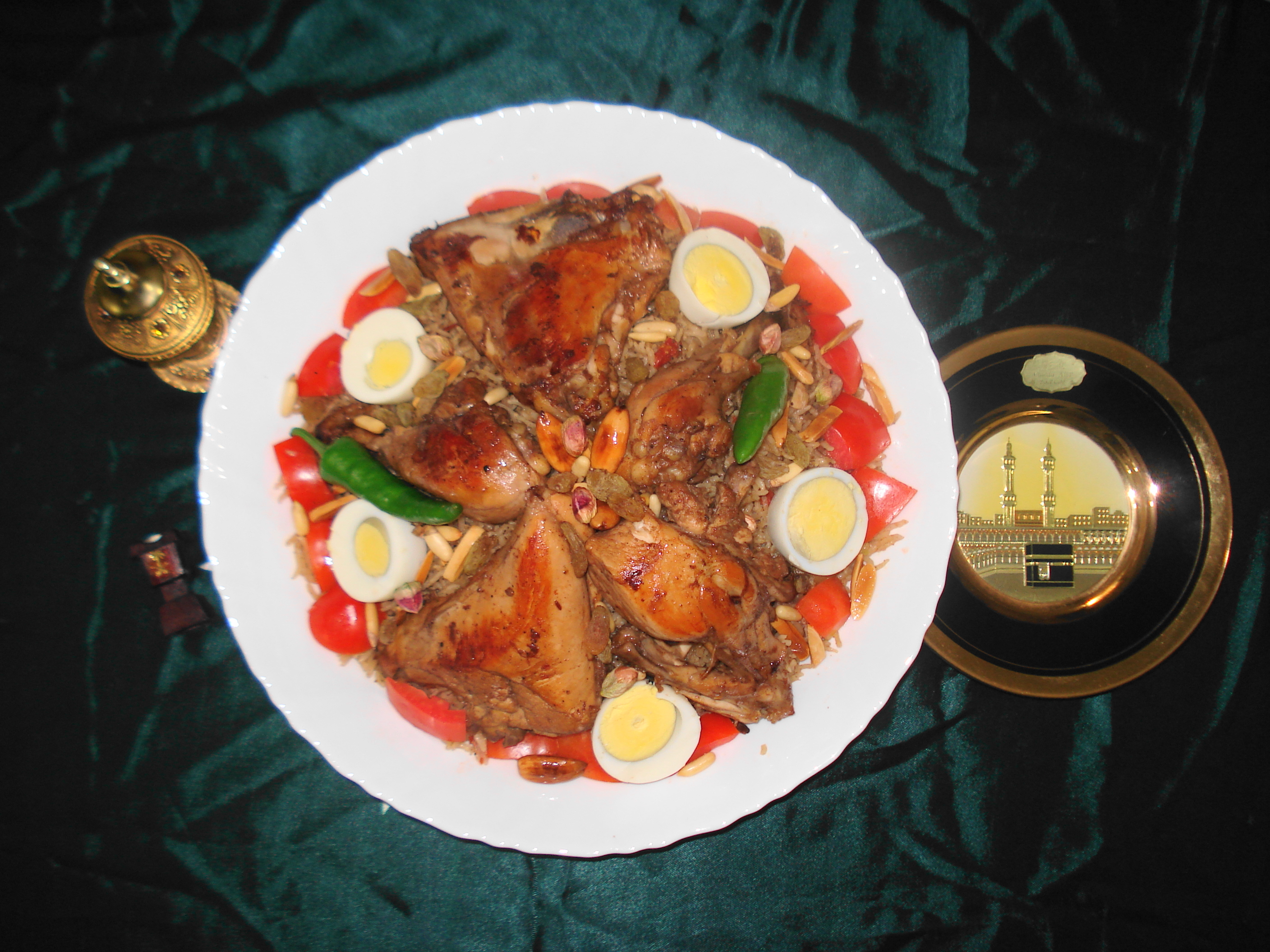 صورة فوتوغرافية حقيقية لطبق كبسة بالدجاج والأرز والمكسرات؛ مثال سياقي لا يعرض وصفة كبسة الميسو حرفيًا